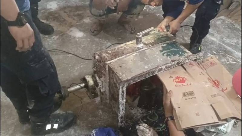 NYESEL GAK HATI-HATI! Tangan Pekerja Pabrik Kerupuk Ini Terjepit Mesin Adonan Anggota BPBD Kota Tangerang mengevakusasi pekerja pabrik krupuk yang tangannya terjepit mesin adonan - Dok Pemkot Tangerang -