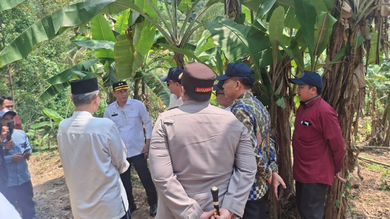 Peninjauan lahan hibah 6 hektar dari KH. Embay Mulya Syarief, yang nantinya akan dibangun Balai Rehabilitasi Korban Pengguna Narkoba di Desa Kadu Beureum, Padarincang, Kabupaten Serang - Istimewa/ASP -