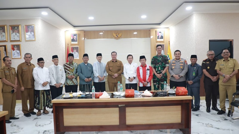 Pemkot Serang Komitmen Jaga Kondusivitas: "Demonstrasi Boleh, Anarkis Ditindak" Wali Kota Serang Budi Rustandi bersama Forkopimda, tokoh masyarakat, dan ulama berfoto bersama usai menggelar diskusi membahas isu terkini serta dinamika demonstrasi di Kota Serang, Senin (1/9/2025). - Foto: Pemkot Serang -