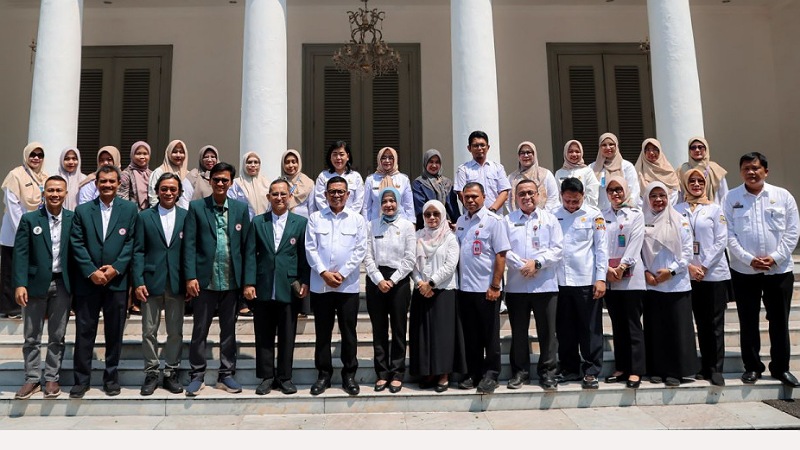 Pemprov Banten Komitmen Pemerataan Nakes di Seluruh Daerah Gubernur Banten Andra Soni berfoto bersama Kadinkes se-Banten dan IDI Banten - Biro Adpimpro Banten -