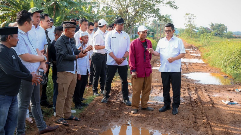 Gubernur Banten Andra Soni meninjau Jalan Poros Desa Sindang Asih–Badak Anom yang akan direalisasikan sebagai bagia dari programjalan Bang Andra - Biro Adpimpro Banten -