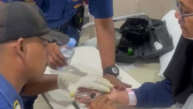 Damkar Ciledug Kabupaten Tangerang melepas cincin pasien operasi di RS Karang Tengah - Dok. Pemkot Tangerang -
