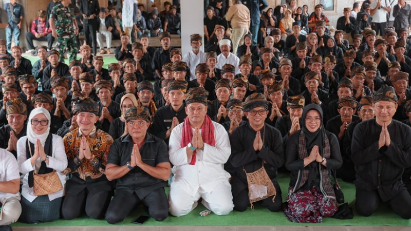 Gubernur Banten Andra Soni saat menghadiri Sarasehan Seren Taun di Balai Imah Gede Desa Cisungsang, Kecamatan Cibeber, Kabupaten Lebak, Minggu (28/9/2025). - Biro Adpimpro Banten -