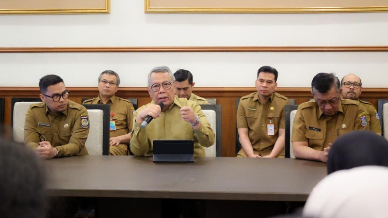 Wali Kota Tangsel Benyamin Davnie saat memberikan keterangan pers menjawab keterbukaan publik - Amrin/RMN -