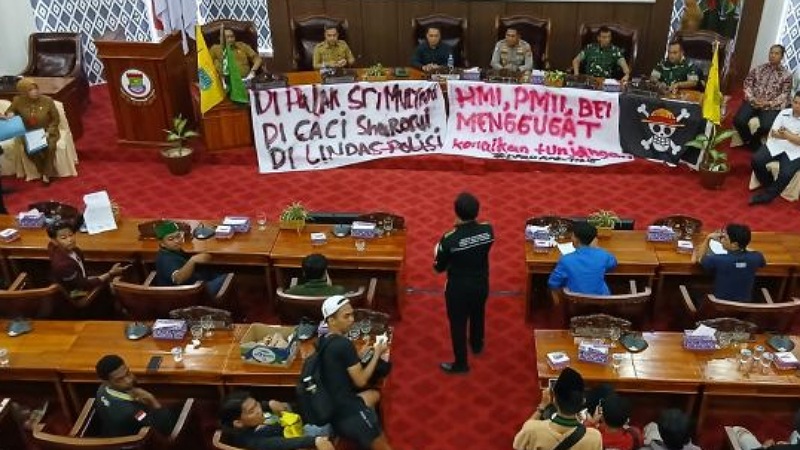 Tekanan Mahasiswa Sukses! DPRD Tangerang Cabut Perbup Tunjangan Dewan Mahasiswa dan anggota DPRD Kabupaten Tangerang berdialog mempertanyakan tunjangan dewan.