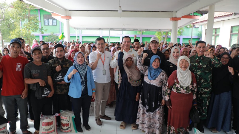 Wali Kota Serang Budi Rustandi foto bersama penerima manfaat bantuan KKS PKH di Aula Kecamatan Curug - Pemot Serang -