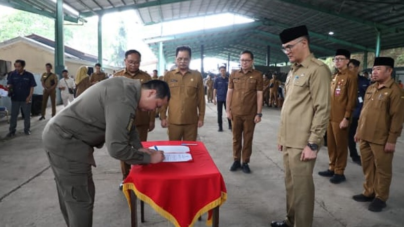 Walikota Serang Rotasi 7 Pejabat Eselon II, Pelantikan Digelar di TPA Cilowong! Walikota Serang Budi Rustandi menandatangani SK pelantikan 7 Pejabat Pratama Eselon II Kota Serang di Hangar TPS Cilowong. - Pemkot Serang -