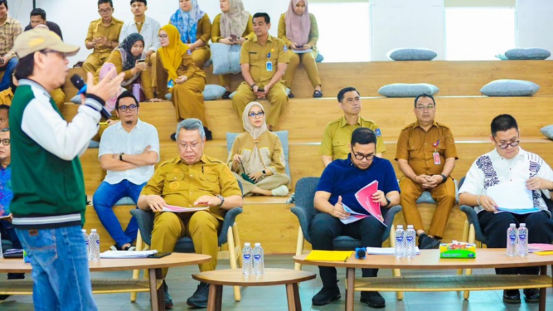 Salah satu finalis Ngelogoin Tangsel 2025 sedang memaparkan desainnya di hadapan dewan juri dan Wali Koa Tangerang dan Wakil - Dok Pemkot Tangsel -