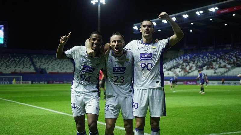 Pemain Persib Uliam Baros, Marc Klok, dan Andrew Jung merayakan kemenangan atas tuan rumah Bangkok United - Persib.co.id -