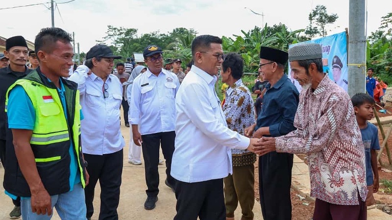 Andra Soni Blusukan ke Lebak: Semua Ini Uang Masyarakat, Mari Kita Jaga! Gubernur Banten Andra Soni blusakan ke Lebak, meninjau pembangunan rumah warga - Biro Adpimpro Banten -