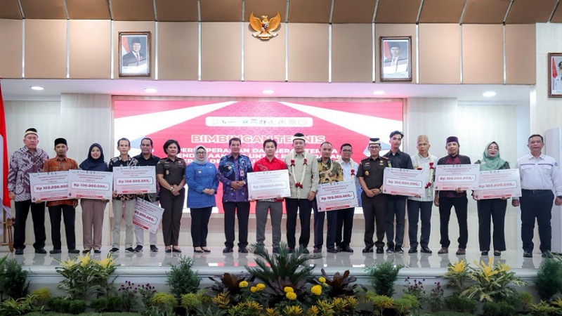 Gubernur Banten Andra Soni saat serah terima pendanaan CSR untuk Permodalan KDKMP, di GSG Tigaraksa, Kabupaten Tangerang, Kamis (16/10/2025). - Biro Adpimpro Banten -
