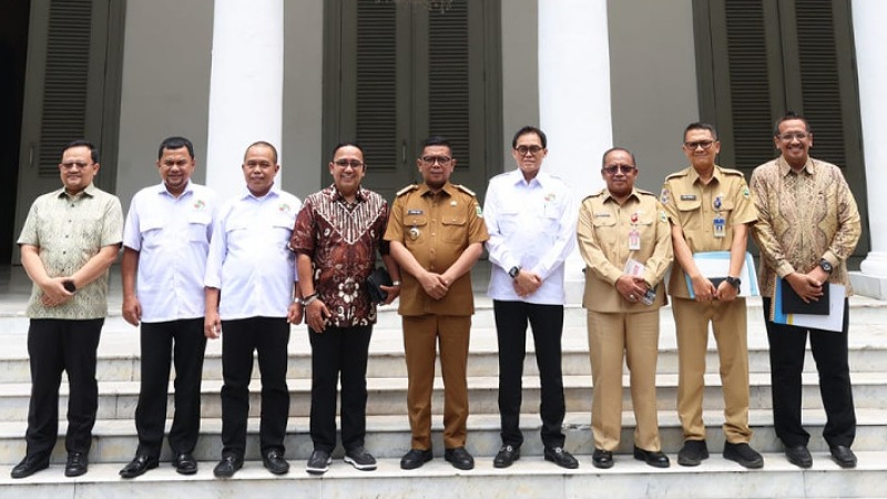 Gubernur Banten Andra Soni berfot bersama pengurus Dekopin - Biro Adpimpro Banten -