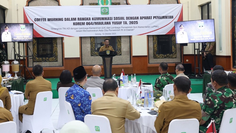 Gubernur Banten Andra Soni saat coffee morning Komunikasi Sosial dengan Aparat Pemerintah di Aula Korem 064/Maulana Yusuf, Kota Serang, Selasa (14/10). - Biro Adpimpro Banten -