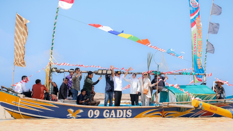 Andra Soni Rayakan Syukur dan Kebersamaan Masyarakat Pesisir Selatan Banten