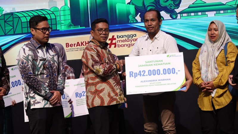Andra Soni Serahkan Santunan untuk Atlet Muda Tinju yang Wafat di Asrama PPLP