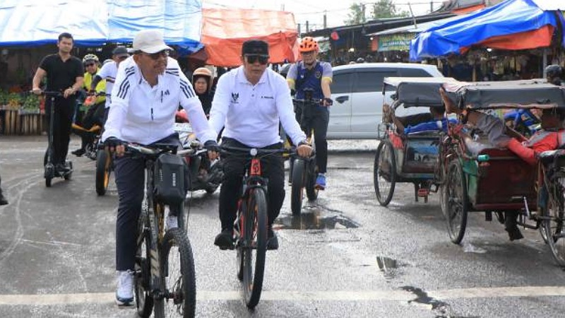 Wali Kota Tangerang Scahrudin bersama Wakil Wali Kota  Maryono dan Sekda Herman Suwarman menggunakan sepeda menandai hari bebas kendaraan bermotor bagi ASN setiap hari Jumat - Pemkot Tangerang -