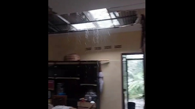 Atap Jebol! Rumah Warga di Maruga Hancur Diterjang Hujan dan Angin Kencang