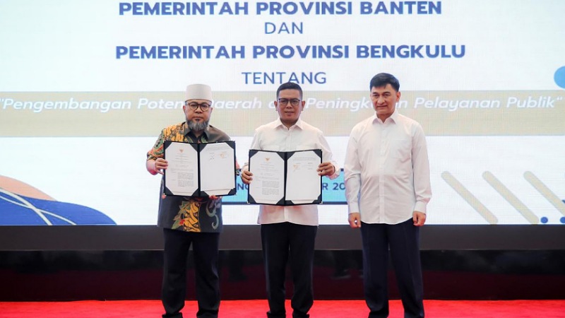 Gubernur Banten Andra Soni dan Gubernur Bengkulu Helmi Hasan menjalin kemitraan strategis melalui penandatanganan kesepakatan bersama tentang pengembangan potensi daerah dan peningkatan pelayanan publik. - Biro Adpimpro Banten -