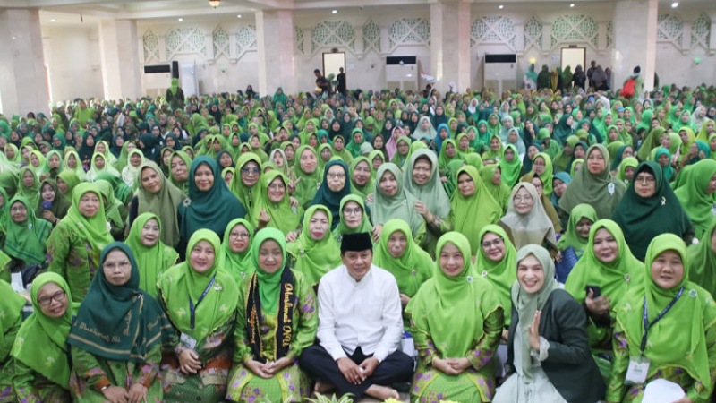 Bupati Tangerang Maesyal Rasyid di tengah-tengah Muslimat NU Kabupaten Tangerang - Prokopim Tangerang -