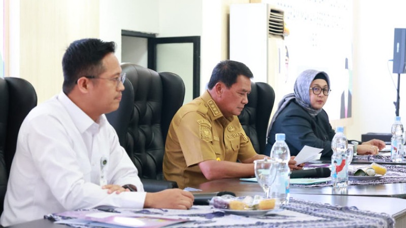 Bupati Tangerang Moch Maesyal Rasyid saat memimpin  rapat evaluasi dan koordinasi Program MBG yang digelar di Gedung Serbaguna (GSG) Puspemkab Tangerang, Senin (6/10/2025). - Prokopim Tangerang -