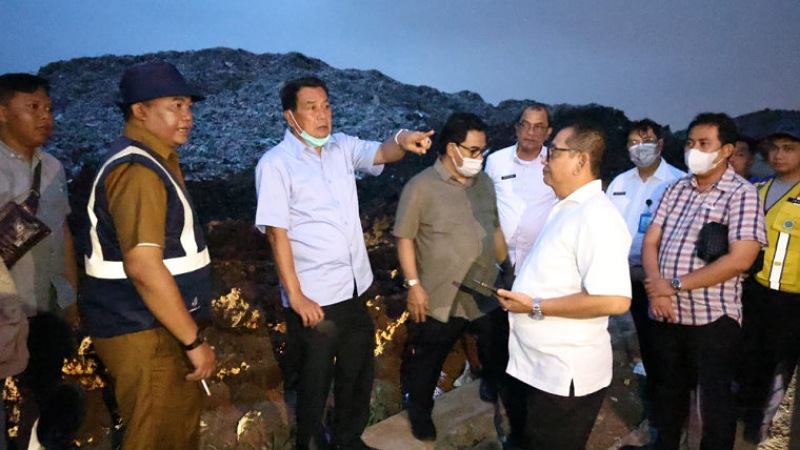 Bupati Tangerang Tinjau Lahan Program Sampah Jadi Listrik di TPA Jatiwaringin Bupati Tangerang Moch. Maesyal Rasyid meninjau kesiapan lahan untuk Program Waste to Energy (WtE) atau Program Sampah menjadi Energi Listrik - Prokopim Tangerang -
