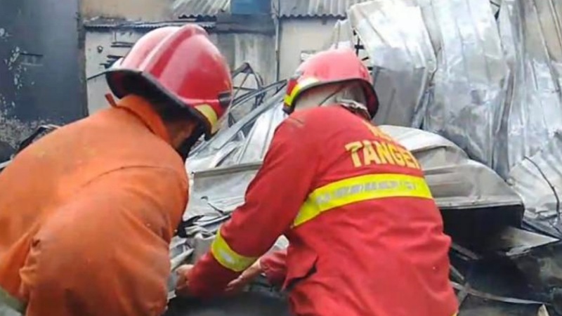Damkar Ciledug Sigap Bantu Tangsel Padamkan Kebakaran Gudang Dekorasi Tenda