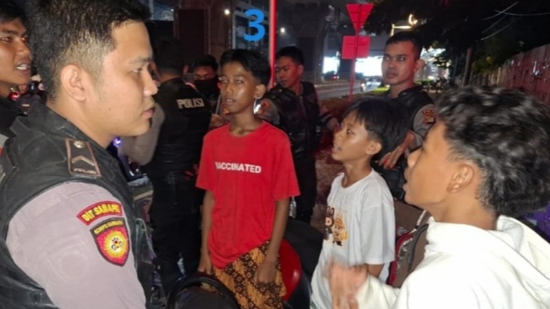 Gagalkan Tawuran Remaja di Bintaro! Polisi Sita Celurit dan Air Keras Tim Patroli Perintis Presisi Dit Samapta Polda Metro Jaya menangkap anak-anak yang mau tawuran - Dok PMJ -