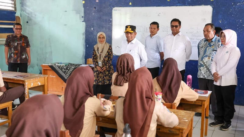 Gubernur Andra Blusukan ke Pesisir Pandeglang, Cek Program MBG untuk Pelajar!