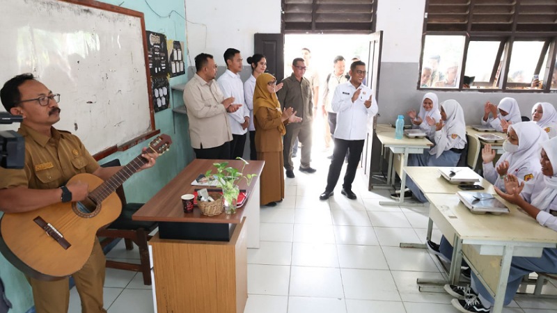 Gubernur Banten Cek Menu Bergizi Gratis di Mauk, Siswa Antusias!