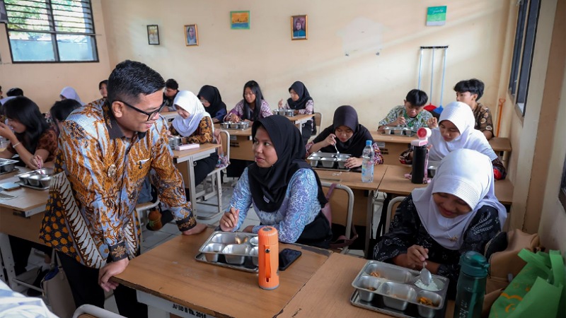 Gubernur Banten Andra Soni saat meninjau pelaksanaan Program MBG di SMA Negeri 6 Kota Tangerang - Biro Adpimpro Banten -