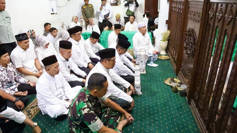 Gubernur Banten Andra Soni berziarah ke makam Sultan Maulana Hasanuddin dalam rangkaian HUT ke-25 Banten. - Biro Adpimpro Banten -