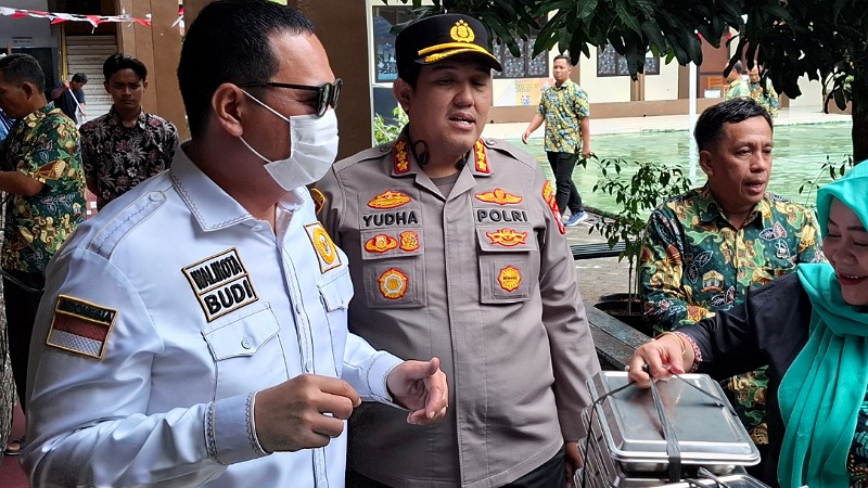 Wali Kota Serang Budi Rustand bersama Kapolresta Serang Kota Kombes Pol Satria Yudha saat kunjungan MBG ke SDN 02 Kota Serang, pastikan MBG aman- Dok Pemkot Serang -