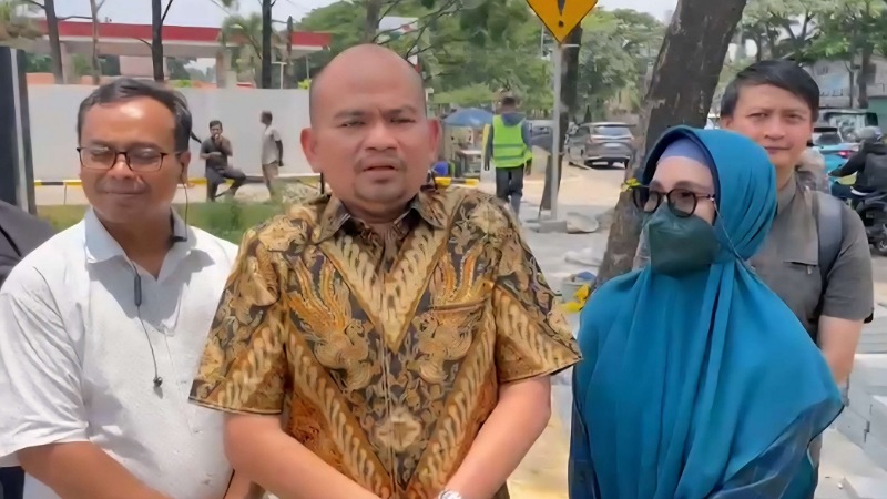 Kejari Tangsel Sidak Proyek Pedestrian Ciater, Pastikan Tidak Ada Penyalahgunaan! Kasi Intel Kejari Tangsel, Ronny Bona Tua Hutagalung saat sidak pedestrian diwilayahnya, Jumat (10/10/2025) - Foto: Dok. RRI -