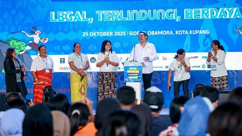 Menteri UMKM Maman Abdurrahman saat membuka Festival Kemudahan dan Pelindungan Usaha Mikro di Kupang, Rabu (29/10/2025). - Humas Kemen UMKM -