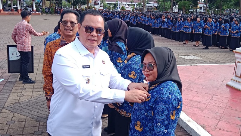 Lega!!! Wali Kota Serang Lantik 3.794 PPPK Paruh Waktu Wali Kota Serang Budi Rustandi menyematkan pin Korpri kepada salah satu pegawai PPPK paruh waktu di lingkungan Pemerintah Kota Serang. - Dok. Pemkot Seang -