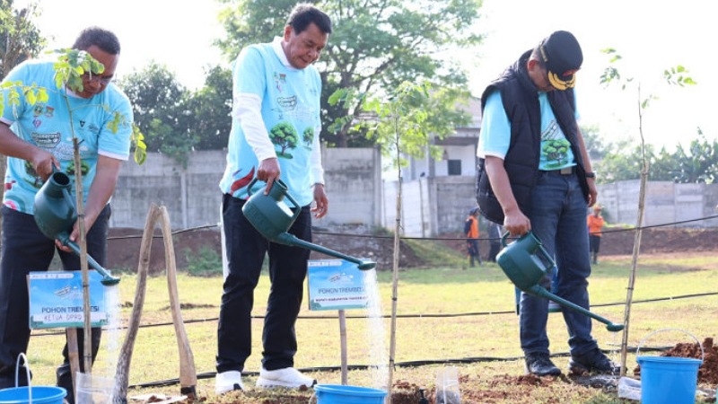 Mas Yal & Andra Soni Turun ke Lapangan, Serukan Tangerang Bersih! Bupati Tangerang Maesyal Rasyid, Gubernur Banten Andra Soni, dan Staf Ahli Menteri KLHK mengkampanyekan “Ayo Tangerang Langit Biru, Generasi Bersih”, Kamis (9/10/2025). - Prokopim Tangerang -