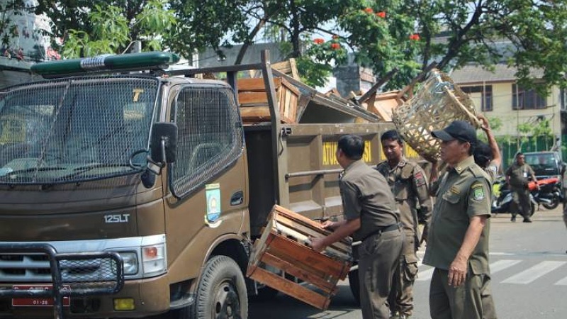 Pasar Anyar Ditertibkan Lagi! Satpol PP Tindak PKL yang Gunakan Trotoar & Bahu Jalan