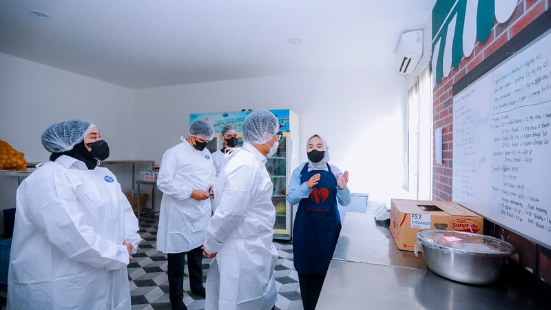 Wakil Walikota Tangsel Pilar Saga Ichsan saat meninjau dua dapur MBG di SPPG Ciater 1 dan 3, Serpong, Kamis (8/10/2025). - Foto: AMR/RMN -