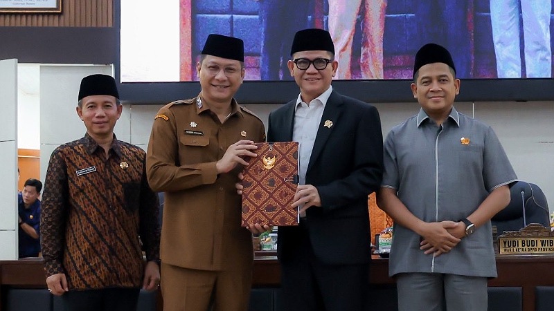 Pemprov Banten Perkuat Jamkrida Lewat Transformasi Hukum Sekda Banten, Deden Apriandhi Hartawan bersama pimpnan DPRD Banten dalam Rapat Paripurna DPRD Provinsi Banten, Kota Serang, Kamis (9/10/2025). - Biro Adpimpro Banten -