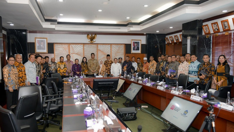 Gubernur Banten Andra Soni memimpin delegasi Asosiasi Pemerintah Provinsi Seluruh Indonesia (APPSI) menemui Menteri Keuangan Purbaya Yudhi Sadewa guna membahas nasib TKD pada Selasa (7/10/2025). - Biro Adpimpro banten -