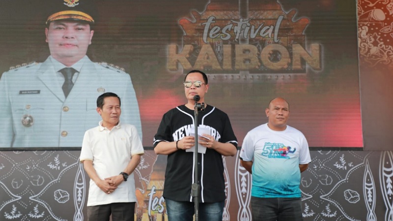 Pesta Kaibon 2025: Kota Serang Hidupkan Warisan Kesultanan Banten Wali Kota Serang Budi Rustandi didampingi Ketua DPRD Kota Serang Muji Rohman dan Plt Kepala Disparpora Kota Serang Zeka Bachdi saat membuka kegiatan Pesta Kaibon 2025 di Alun-Alun Kota Serang. - Dok. Pemkot Serang -