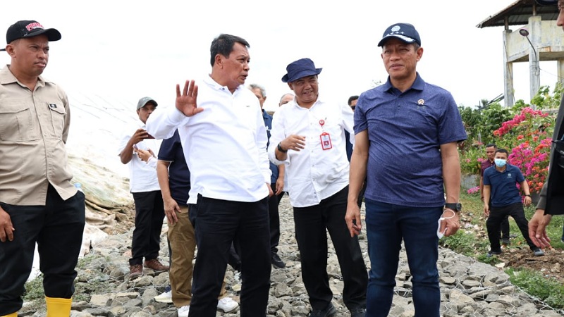 Proyek Waste to Energy Tangerang Raya Dimulai Januari 2026, Ini Targetnya Menteri Lingkungan Hidup Dr. Hanif Faisol Nurofiq didampingi Bupati Tangerang Moch. Maesyal Rasyid meninjau langsung lokasi proyek Waste to Energy di TPA Jatiwaringin, Kecamatan Mauk, Kabupaten Tangerang, Jumat (24/10/2025). - Prokopim Tangerang -