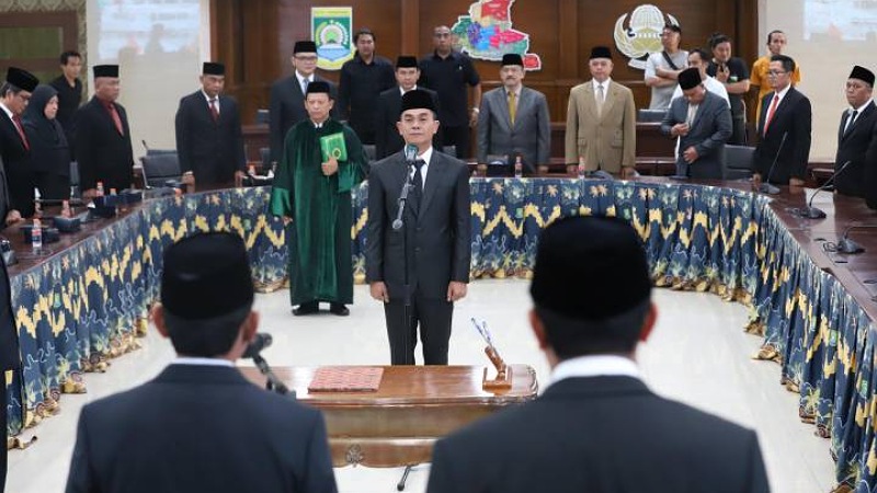 Wali Kota Tangerang Sachrudin melantik Dedi Ochen sebagai Direktur Utama Perumda Pasar Kota Tangerang periode 2025–2030. -Dok Pemkot Tangerang -