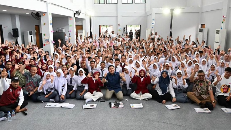 Seskab Teddy Indra Wijaya Tinjau SRMA 33 Tangsel, Siswa Riang Gembira!
