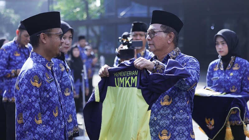 Sesmen UMKM, Arif Rahman Hakim, melepas kontingen Kementerian UMKM untuk berlaga di Pornas Korpri XVIII di Palembang, Sumatera Selatan, 5–11 Oktober 2025. - Humas Polri -