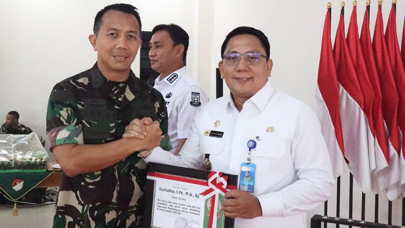 Sinergi Tanpa Batas, Camat Serpong Raih Penghargaan dari Kodim 0506/Tangerang Camat Serpong, Syaifuddin menerima penghargaan dari Komandan Kodim 0506/Tangerang, Letkol Inf Ary Sutrisno - Repro -