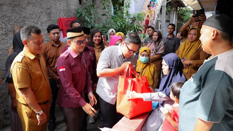 Wakil Wali Kota Tangsel Pilar Saga Ichsan membagikan paket sembako dan bantuan dana stimulan dalam kegiatan yang digelar di Kecamatan Ciputat, Selasa (25/11/2025).
