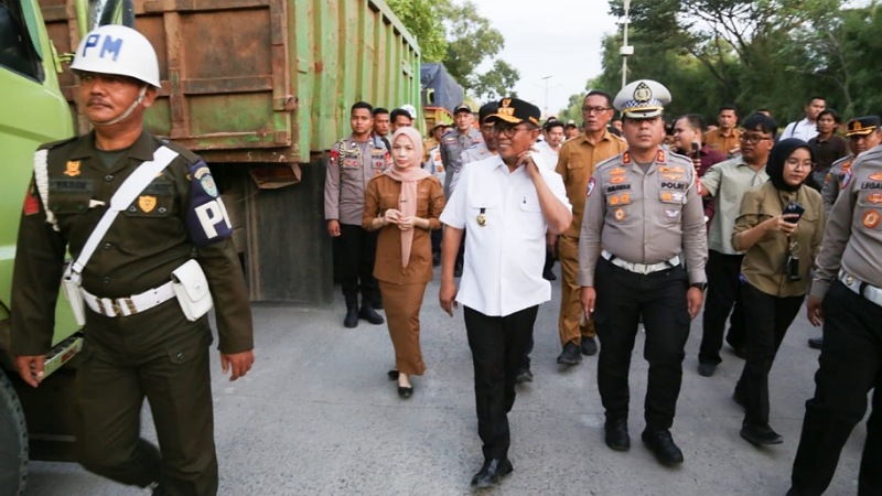 Gubernur Banten Andra Soni sidak operasional truk tambang di penampungan truk pengangkut tambang PT SMI, Bojonegara, Kabupaten Serang, Senin (3/11/2025).  - Biro Adpimpro Banten -