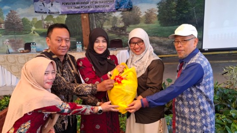 Ketua TP PKK Kota Serang Arfina Rustandi saat membuka rangkaian kegiatan Hari Ibu 2025 di Pokel Garden, Kamis (27/11/2025).