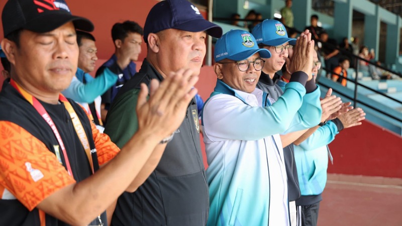Gubernur Andra Soni saat menyaksikan pertandingan sepakbola di Popnas XVII di Jakarta - Biro Adpimpro Banten -